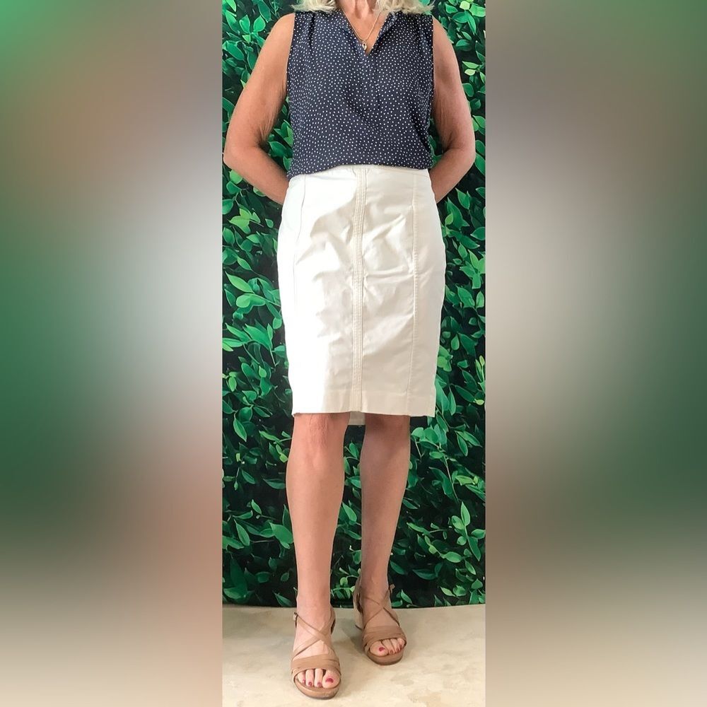 🔵 LOFT Navy V-Neck Collared Sleeveless Blouse – Size Small